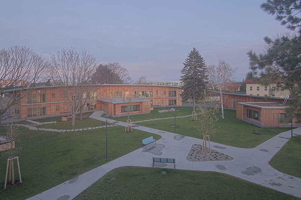 Livebild Baukamera 1 - Webcam 'Gesamtansicht Nordseite' - Baustelle Neubau Sozialpädagogisches Betreuungszentrum Korneuburg (ca. 5 Minuteninterval)